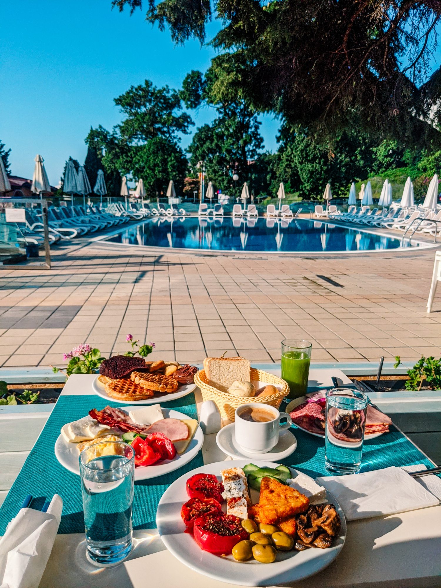 breakfast by the pool grifid marea